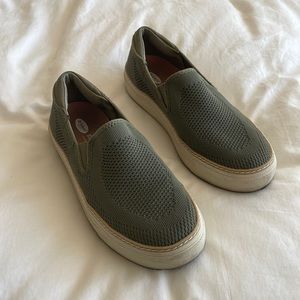 Super comfy fall sneaker! Slips right on for a great errand shoe